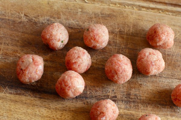 Qual è il segreto di polpette di lenticchie al sugo di pomodoro fresco?