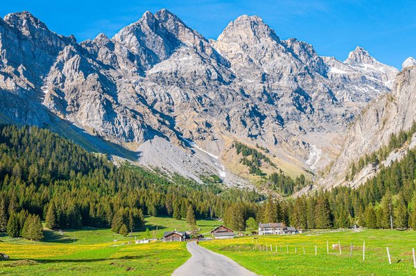 Come scegliere e collocare correttamente specchi in una stanza per amplificarne visivamente lo spazio?